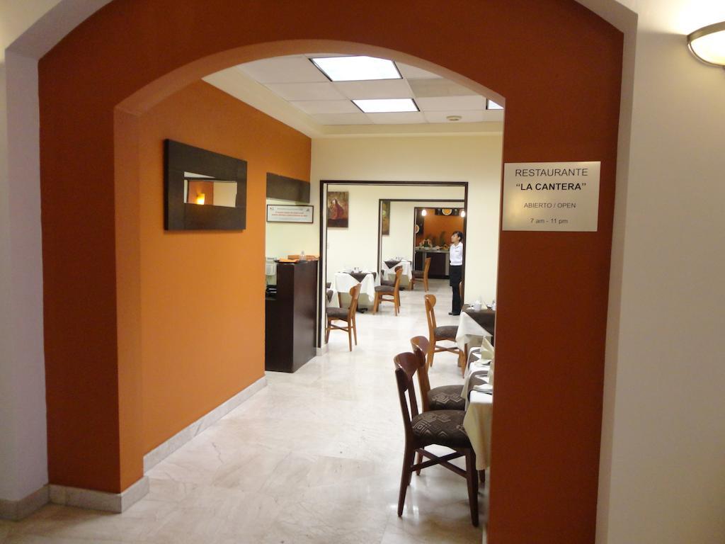 Wyndham Garden Monterrey Valle Real 레스토랑 사진